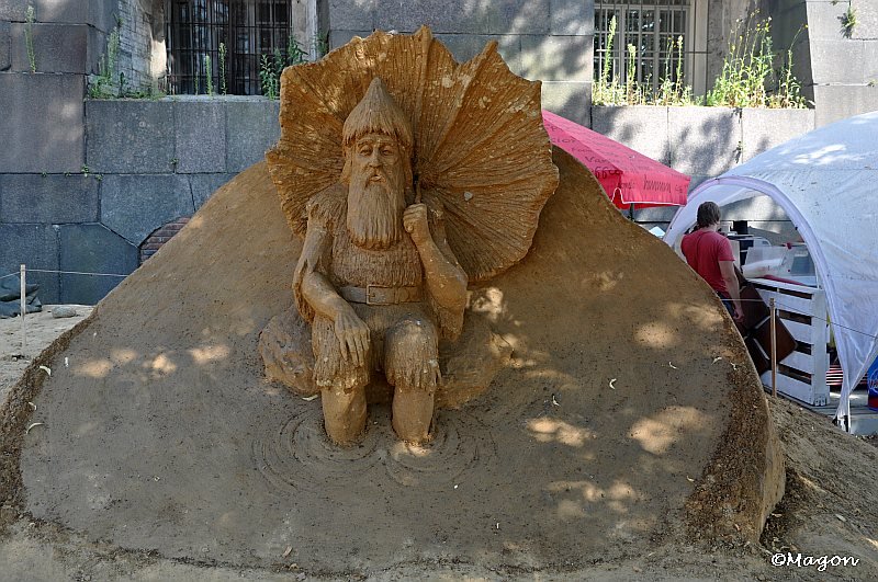 Sand Festival в России: скульптура древнего воина с зонтом-листьем